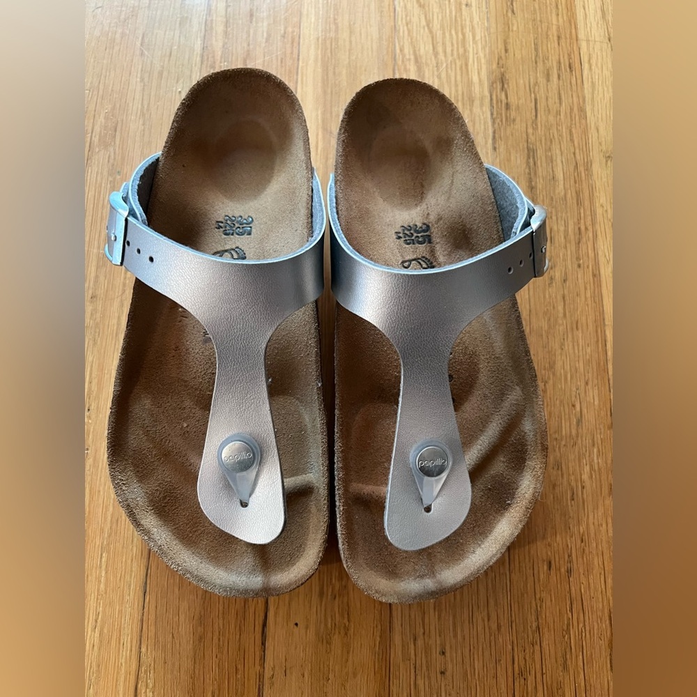 Birkenstock Papillio Gizeh silver sandals. Size 35